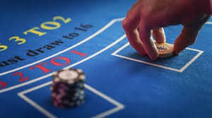 Pengguna memasang taruhan sportsbook di hk pool asli melalui ponsel